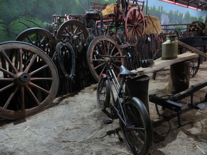 017-bicicletta e ruote di carro